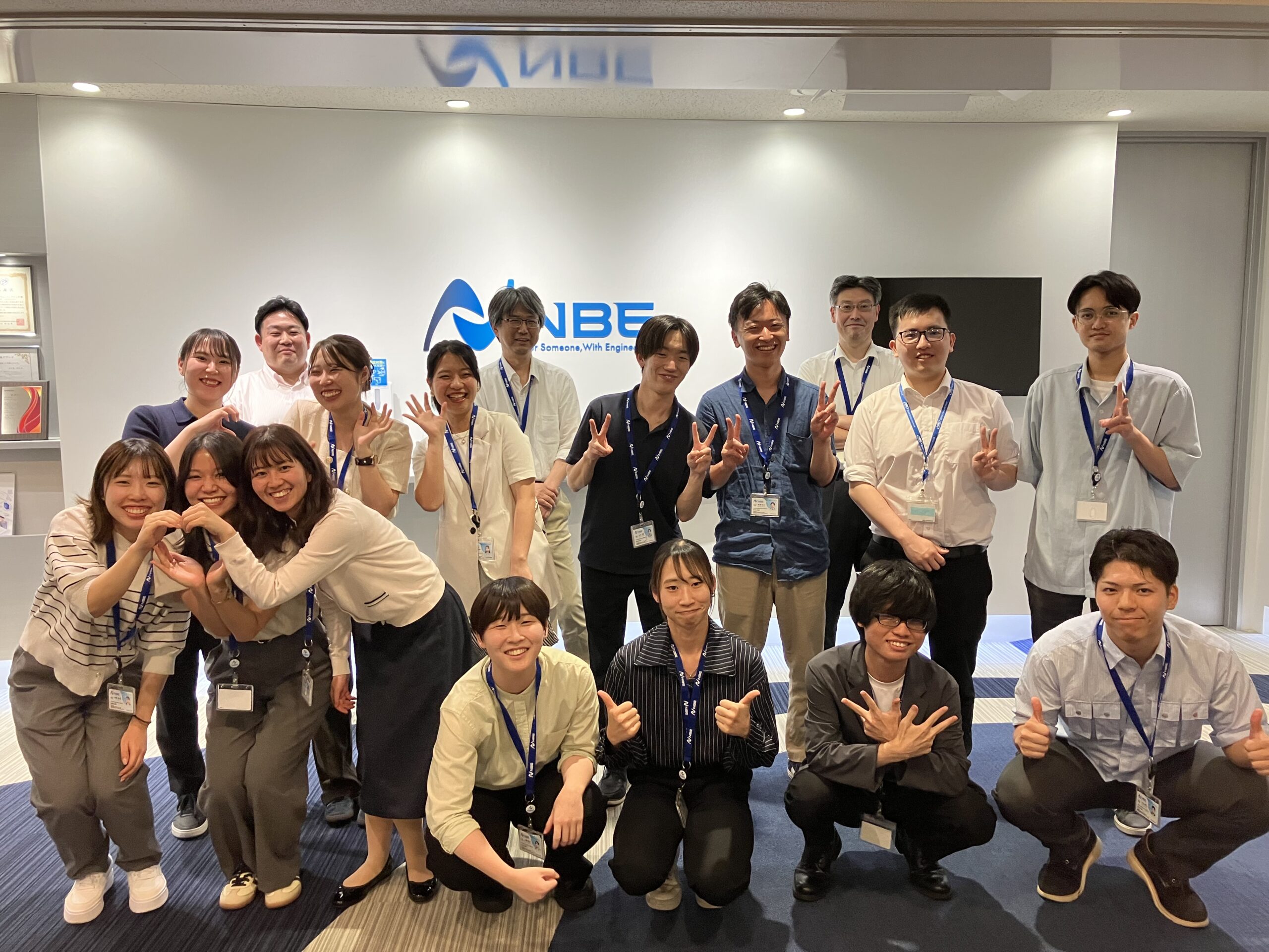 2025.6.30 新人研修最終日。4月から始まった3か月間の研修最終日。一緒に頑張った仲間と講師の皆さんで記念撮影。